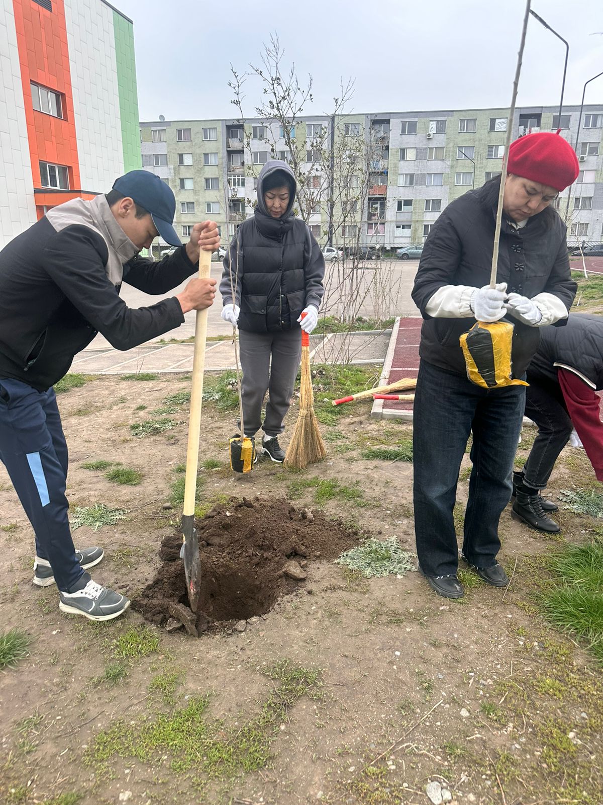 26.04.2024 ж.күні “Алматы -біздің ортақ үйіміз!” науқаны аясында мектеп оқушыларымен ағаштар отырғызылды.