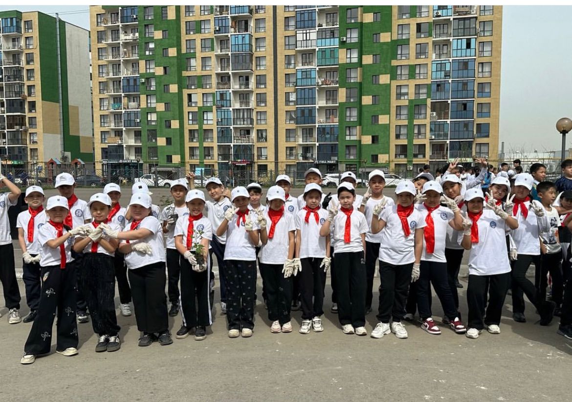 Жасыл мектеп жарқын болашақ  "Таза Қазақстан» экологиялық акциясы аясында өткізілген республикалық «Түлектердің ағаш отырғызу» эко-челленджіне мектебіміздің бастакыш сынып түлектері, 4 сынып оқушылары қатысып, мектеп ауласына ағаштар отырғызды.  Ағаш