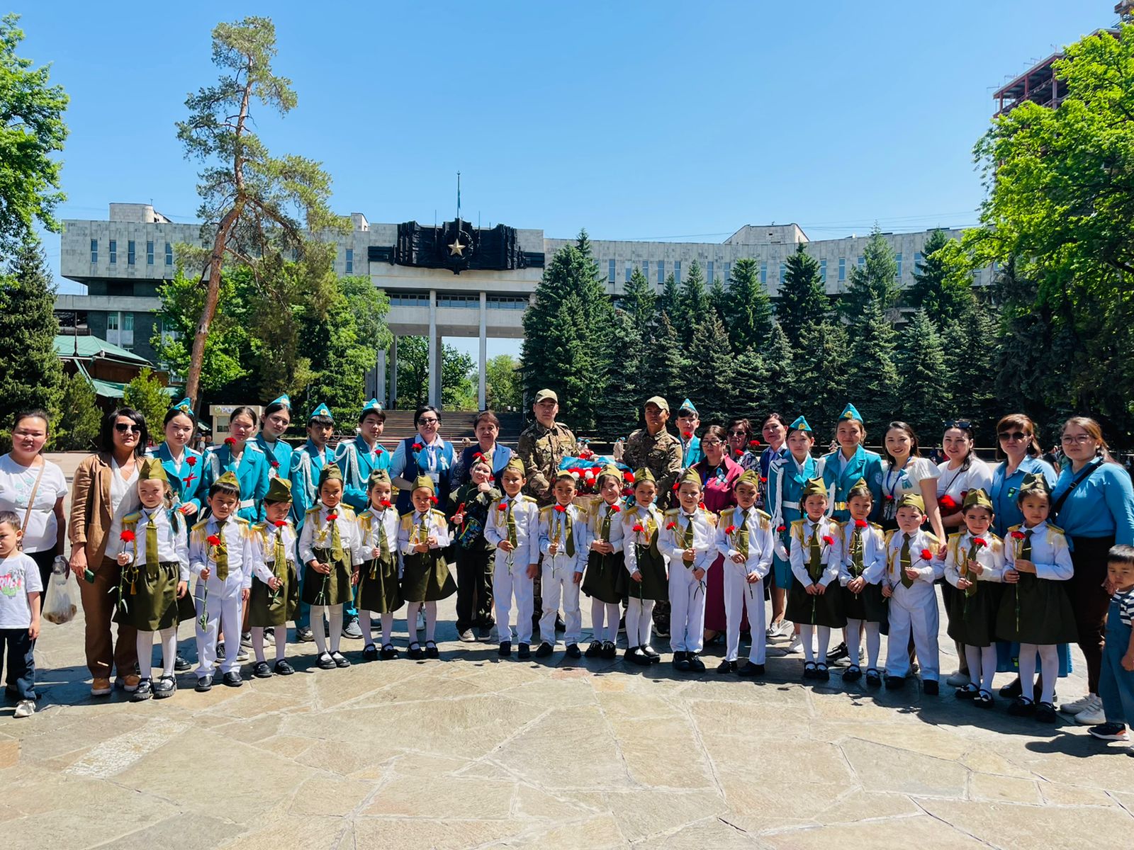 5 мамыр 2025ж. күні Ұлы жеңістің 80 жылдығына орай Ұлы Отан соғысы жылдарында қаза тапқан жауынгерлерге арнап, 28 гвардияшы-панфиловшылар паркінде орналасқан мәңлілік алауға Алматы қаласы, Наурызбай ауданы, #207 мектеп-ли