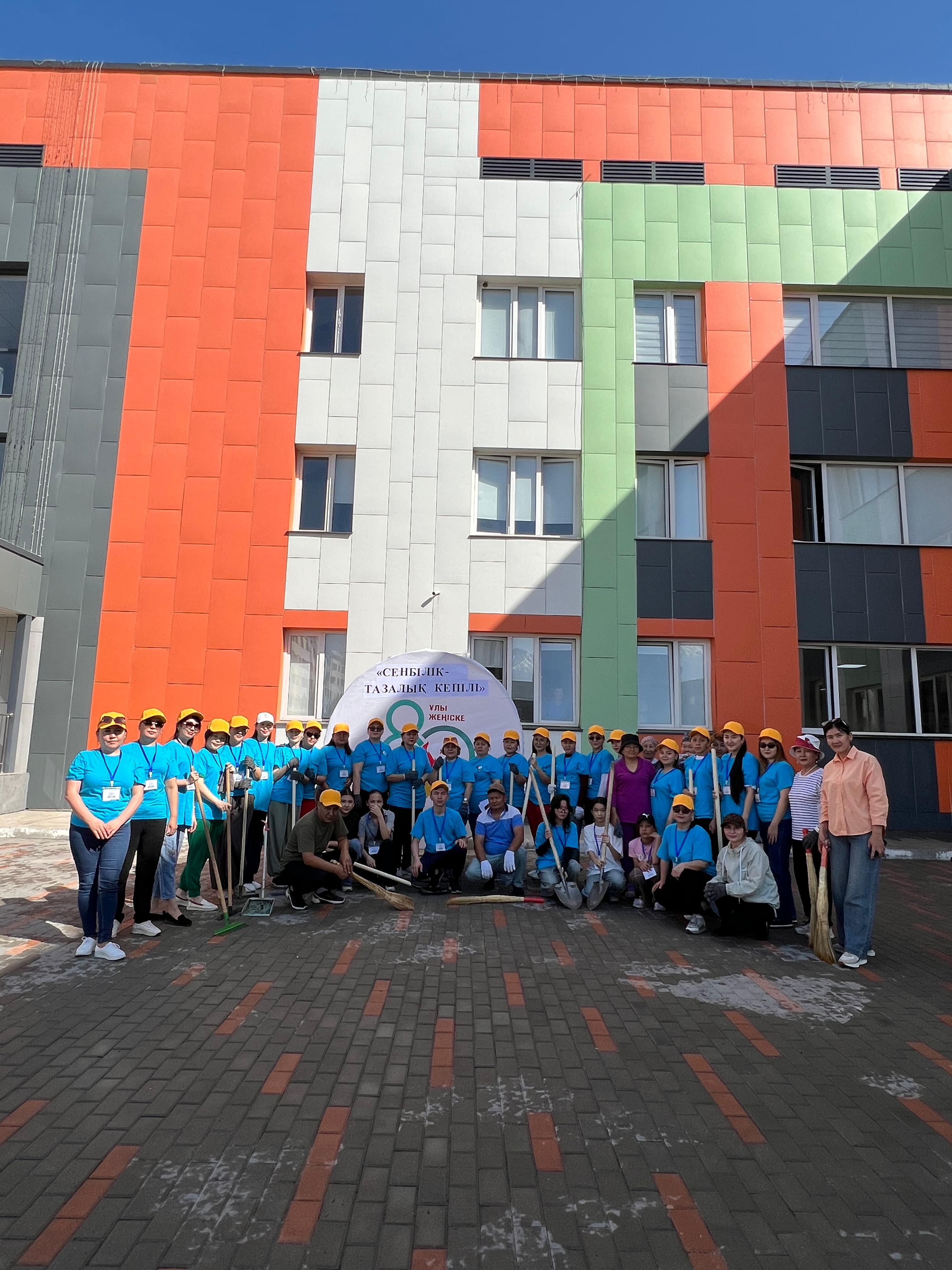 🍀Жалпы қалалық сенбілік🍀  2025 жылғы 8 мамыр күні  Ұлы Отан соғысының 80 жылдығына арналған іс-шаралар аясында  #207 мектеп-лицей ұжымы мен 7 сынып оқушылары қалалық сенбілікке белсене қатысты.  Сенбіліктің басты мақсаты — қала аумағын тазарту,