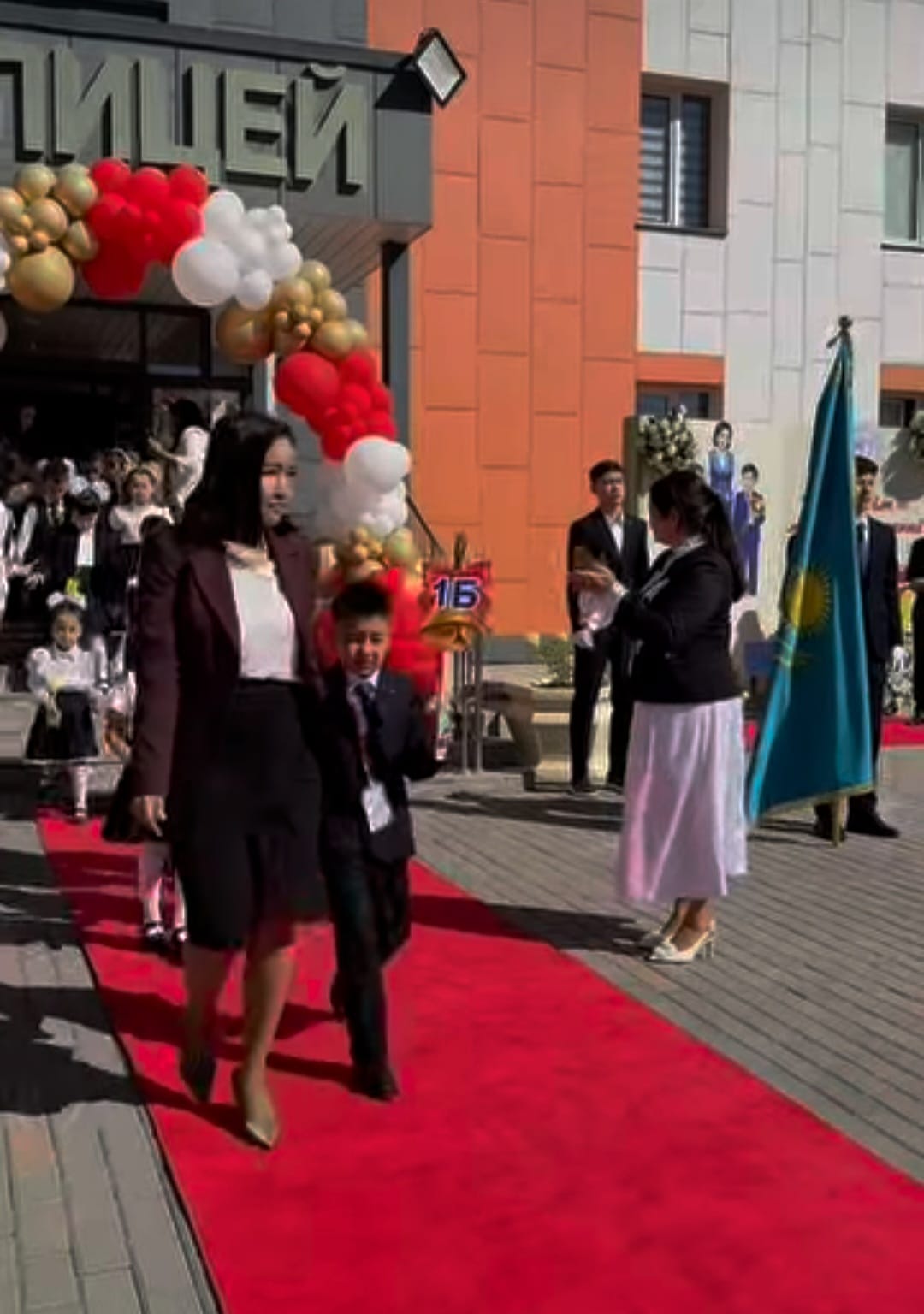 *1 Қыркүйек – Білім күні!*  *Тақырыбы: “Мектебім – мейірім мекені”*  Алматы қаласы Наурызбай ауданы #207 мектеп-лицейде жаңа 2025–2026 оқу жылының басталуына арналған салтанатты жиын жоғары деңгейде ұйымдастырылды.  Алғашқы білім күнінде мектеп аулас